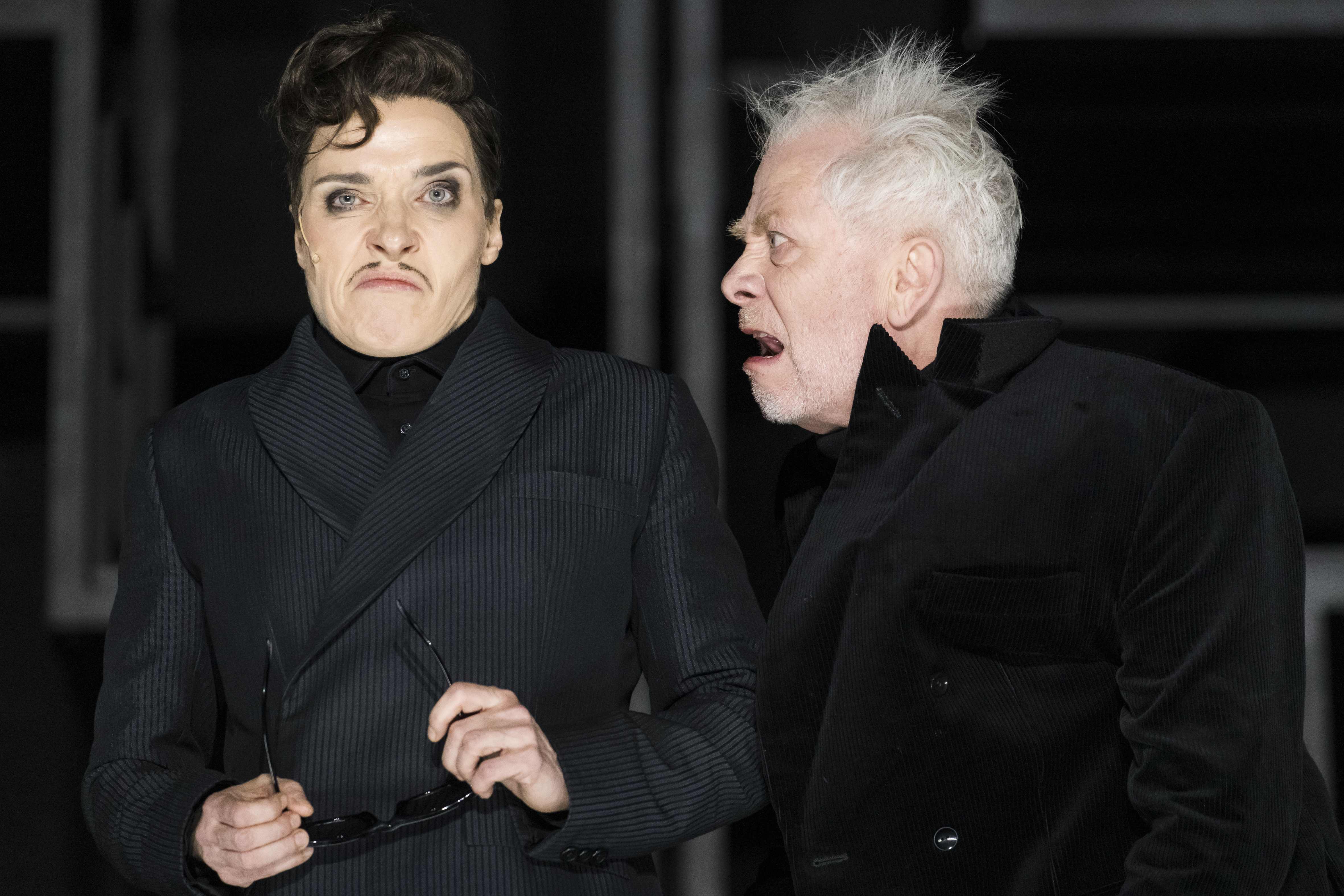 Skats no "Berliner Ensemble" izrādes "Trīsgrašu opera". Tīģeris Brauns – Katrīna Vēliša, Džonatans Pīčems – Tilo Nests // Foto – Jörg Brüggemann / OSTKREUZ